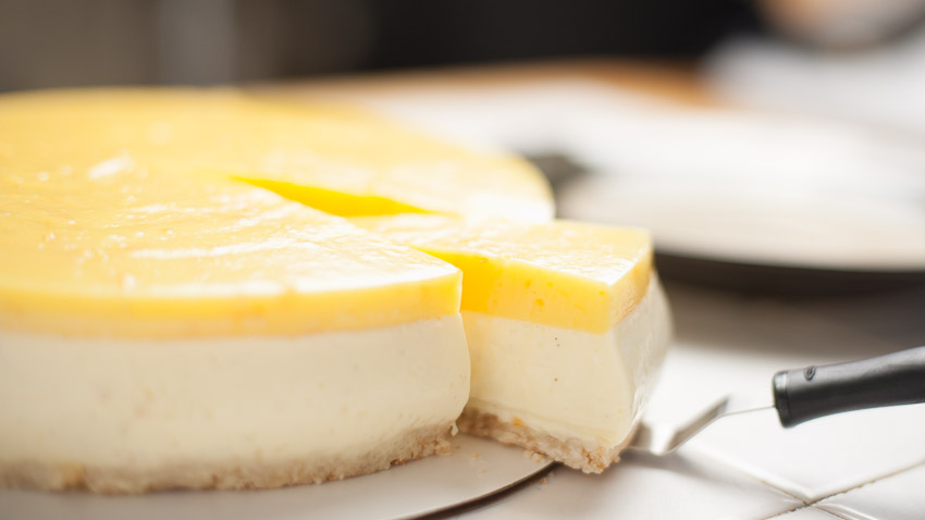CREAMSICLE  CHEESCAKE CUT THE CAKE