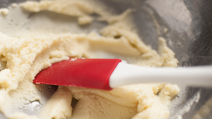 WHITE CHOCOLATE MELTED CLOSEUP WITH SPATULA