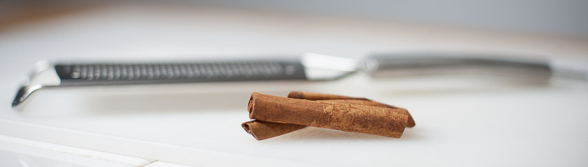 CINNAMON STICKS AND GRATER